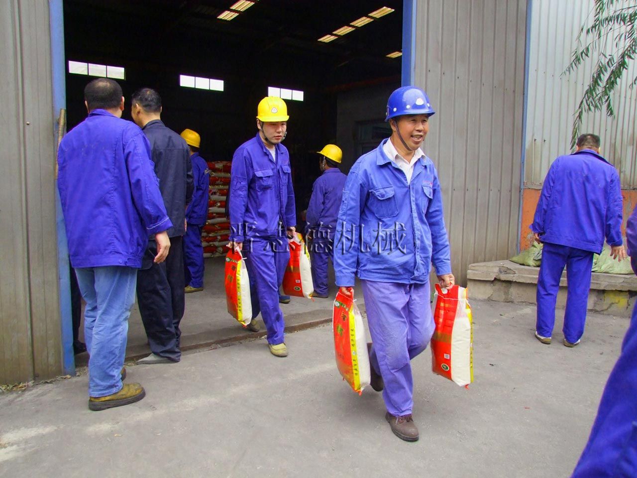 沖床廠發放中秋福利