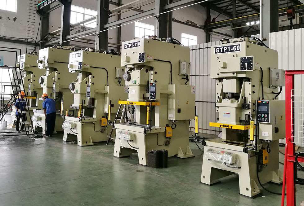 辦公室人員助力沖床生產